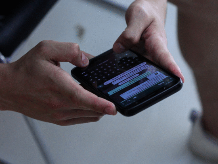 Texting Behavior of Narcissists: How to Respond and Stay in Control